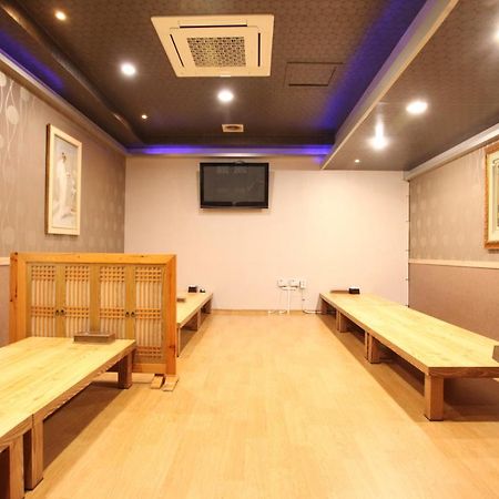 Metro Pol Tourist Hotel Пхьонтхек Екстер'єр фото