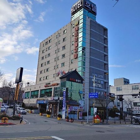 Metro Pol Tourist Hotel Пхьонтхек Екстер'єр фото