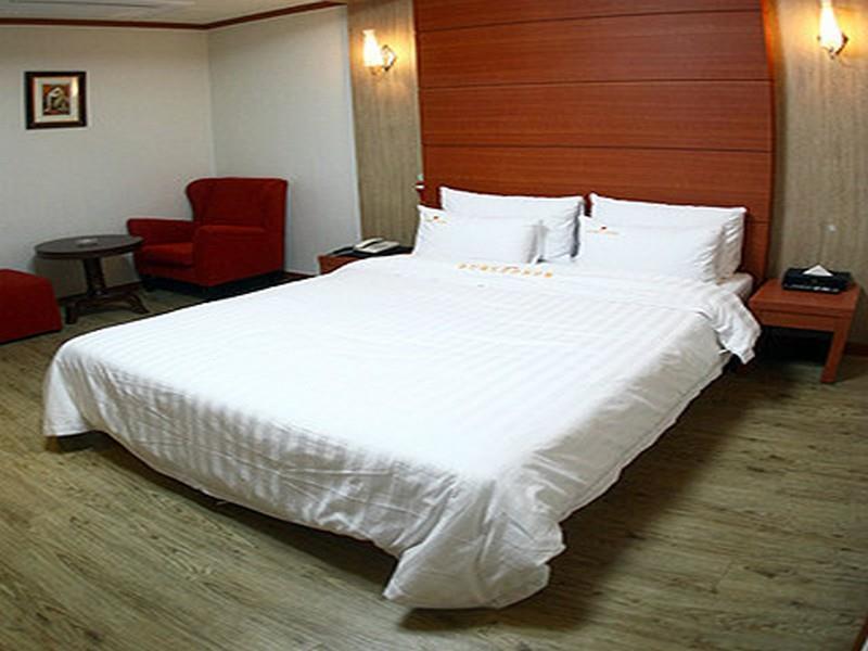 Metro Pol Tourist Hotel Пхьонтхек Екстер'єр фото