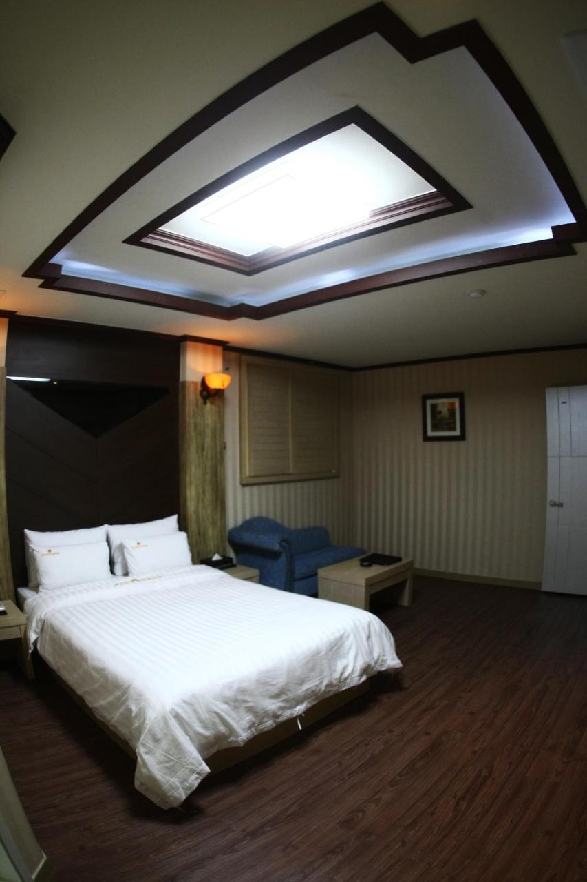 Metro Pol Tourist Hotel Пхьонтхек Номер фото