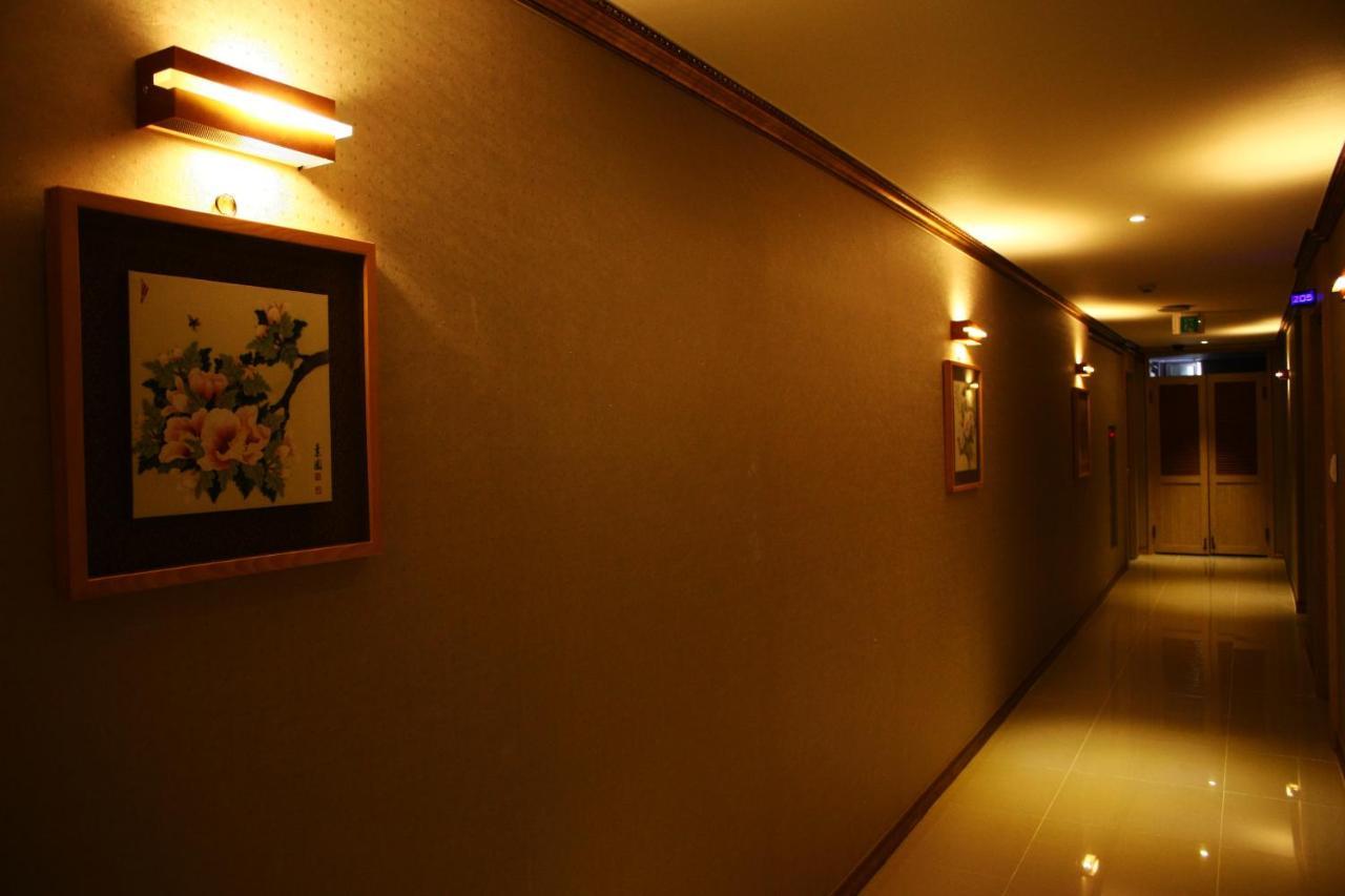 Metro Pol Tourist Hotel Пхьонтхек Екстер'єр фото