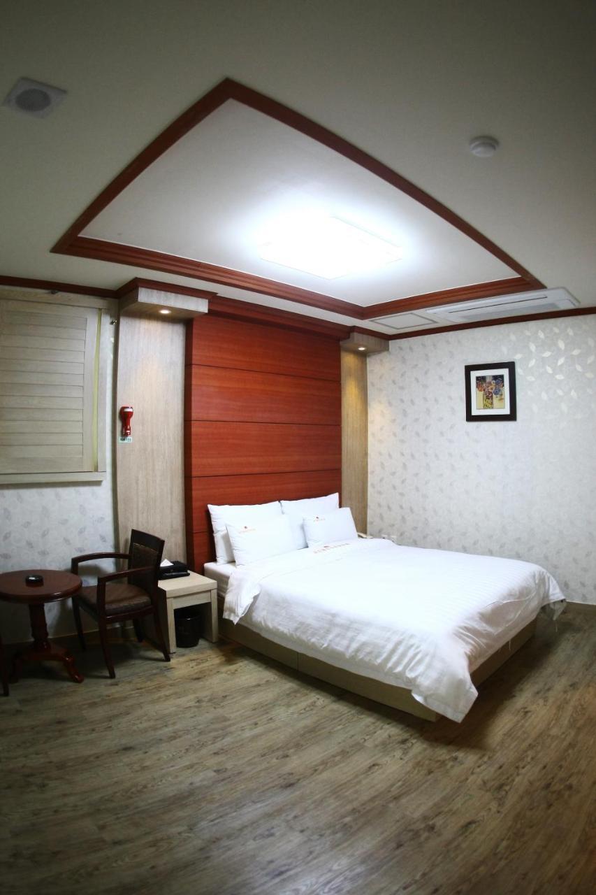 Metro Pol Tourist Hotel Пхьонтхек Номер фото