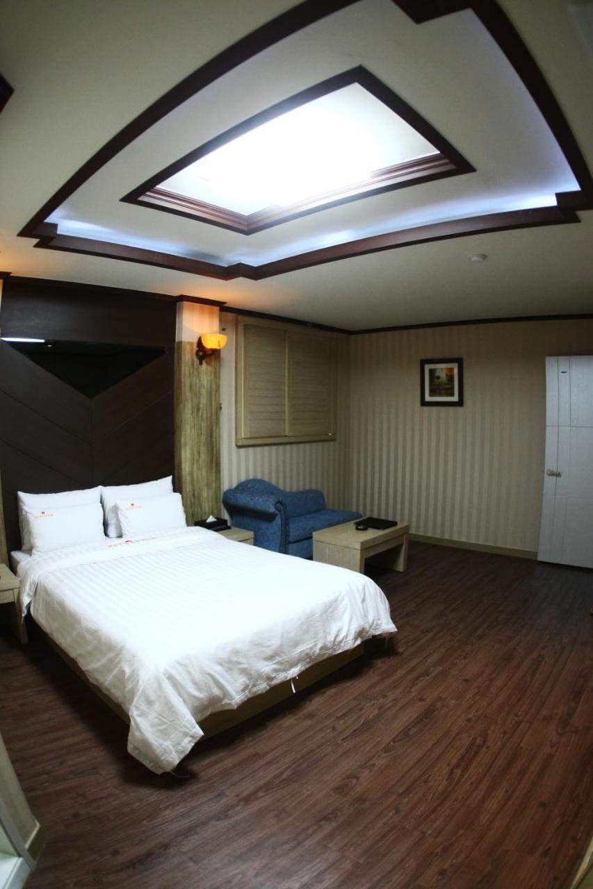 Metro Pol Tourist Hotel Пхьонтхек Номер фото