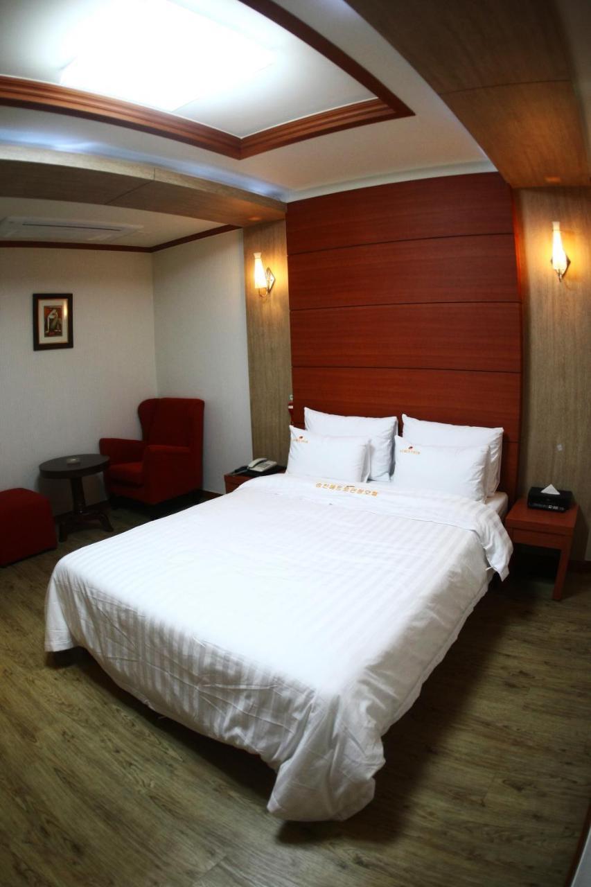 Metro Pol Tourist Hotel Пхьонтхек Номер фото