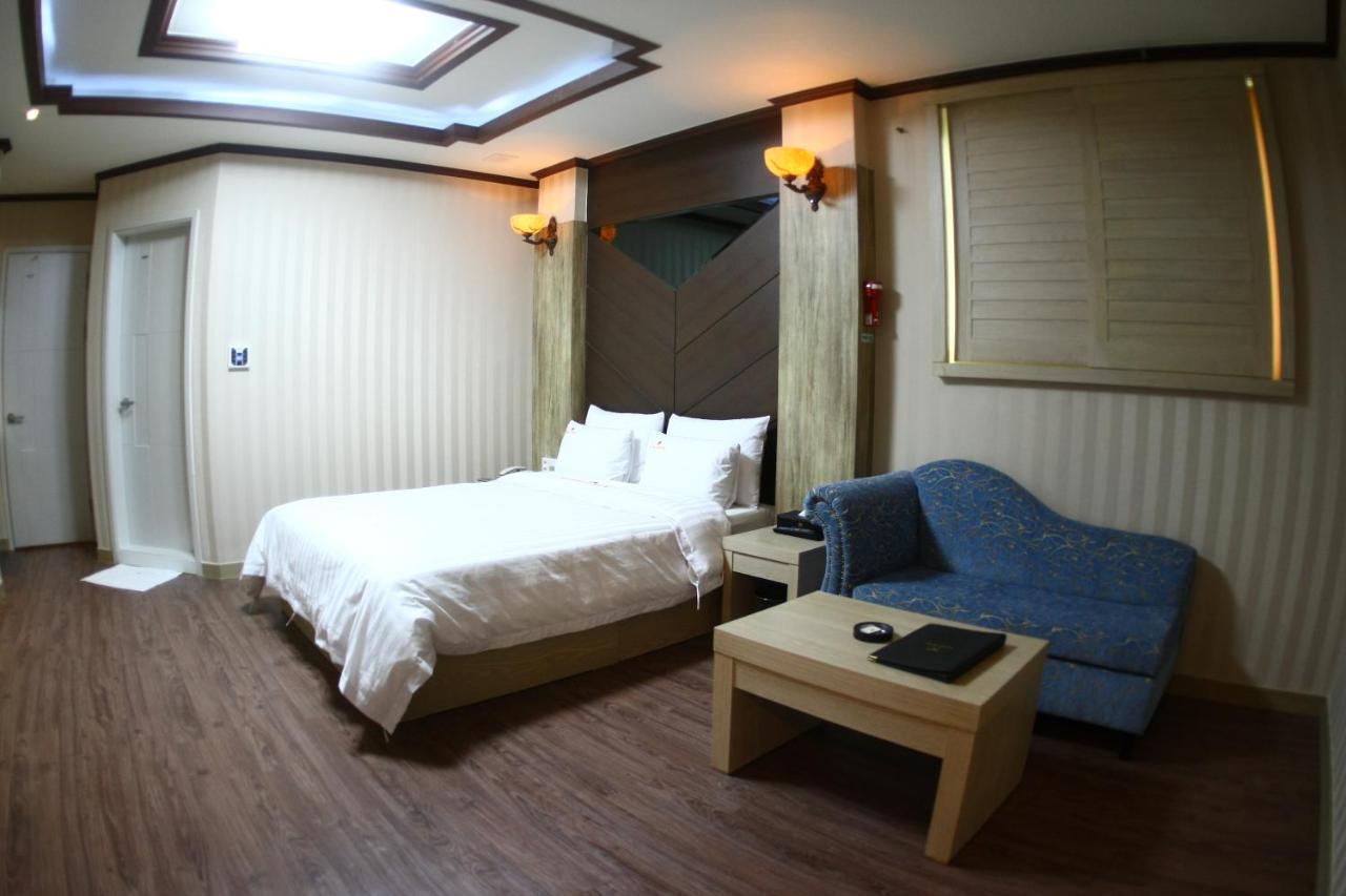 Metro Pol Tourist Hotel Пхьонтхек Номер фото