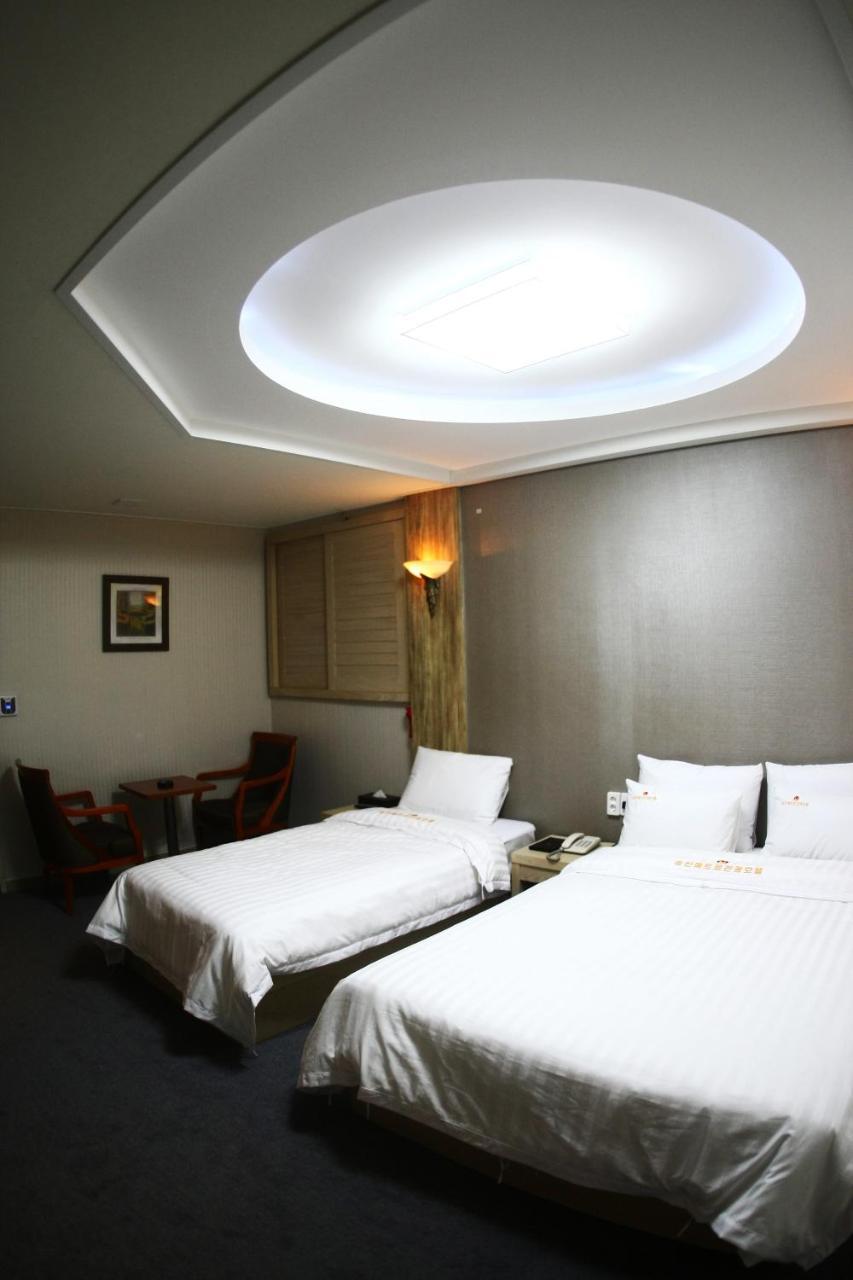 Metro Pol Tourist Hotel Пхьонтхек Номер фото