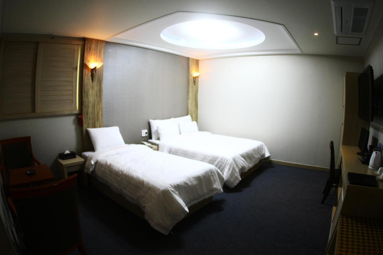 Metro Pol Tourist Hotel Пхьонтхек Номер фото